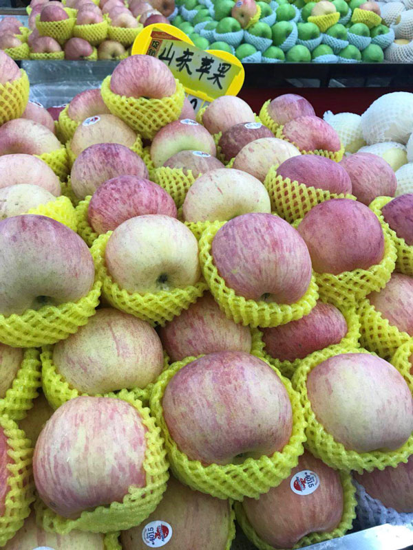 Fuji apples for sale, Shanghai China