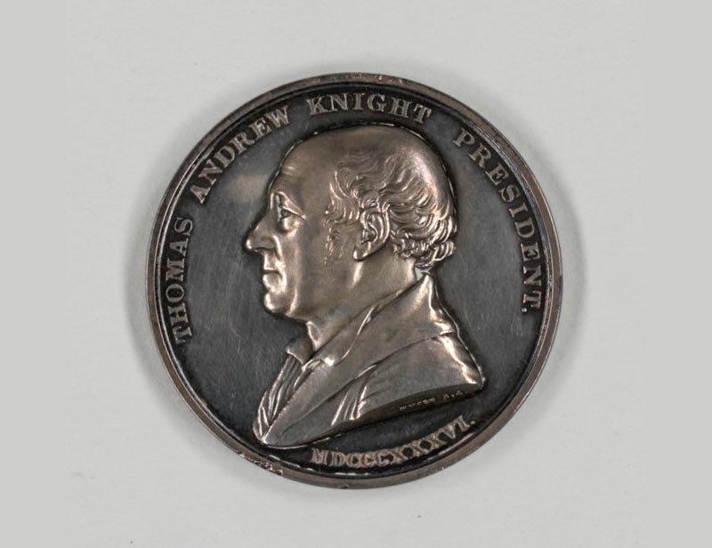 Silver Knightian Medal depicting a portrait of Thomas Andrew Knight 1836. Awarded in 1912 to Mrs Gordon Channing for apples and pears © RHS Lindley Collections