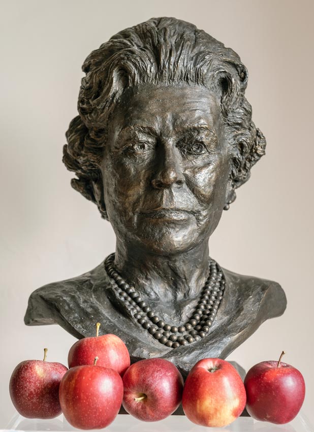 Angela Conner - HM The Queen, modelled from life 2006. Photographed with Royal Gala apples by John Bulmer 2022 © the artist.