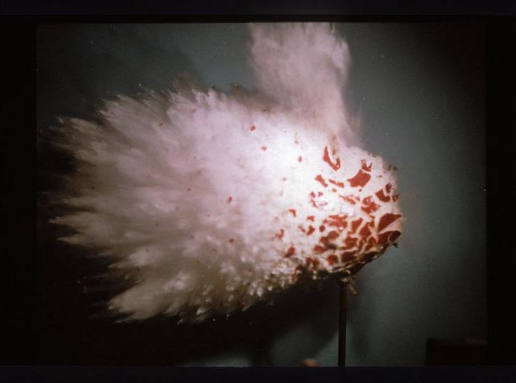 Harold Edgerton – Bullet through Apple (1978) © Courtesy of MITMuseum, Cambridge, Massachusetts, USA