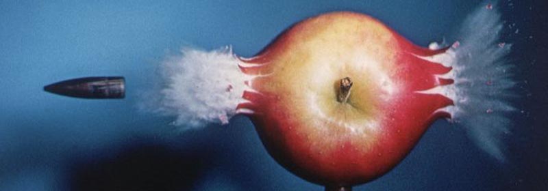 Harold Edgerton – Bullet through apple (1964) © Courtesy of MITMuseum, Cambridge, Massachusetts, USA